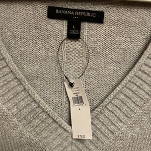 Banana Republic Light Gray V-Neck Sweater. Size L. Long sleeve. BRAND NEW